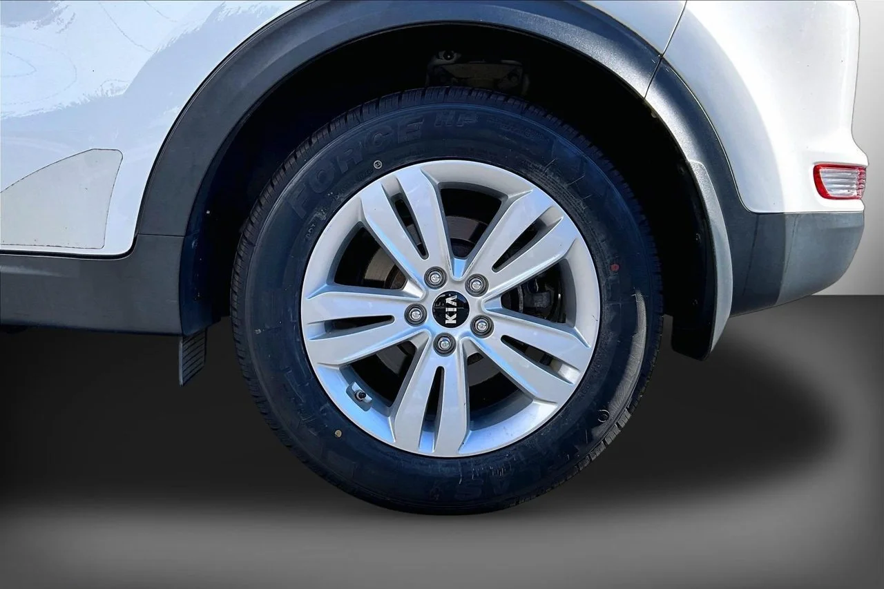 Used 2017 White Kia LX image 33