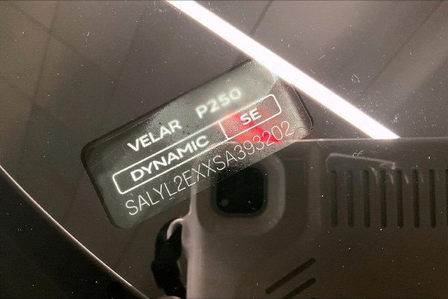 Used 2025 White Land Rover Dynamic SE image 24
