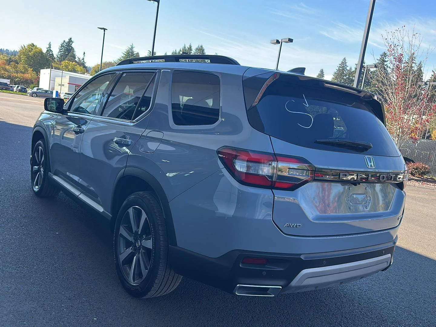 Used 2024 Sonic Gray Pearl Honda Touring image 2