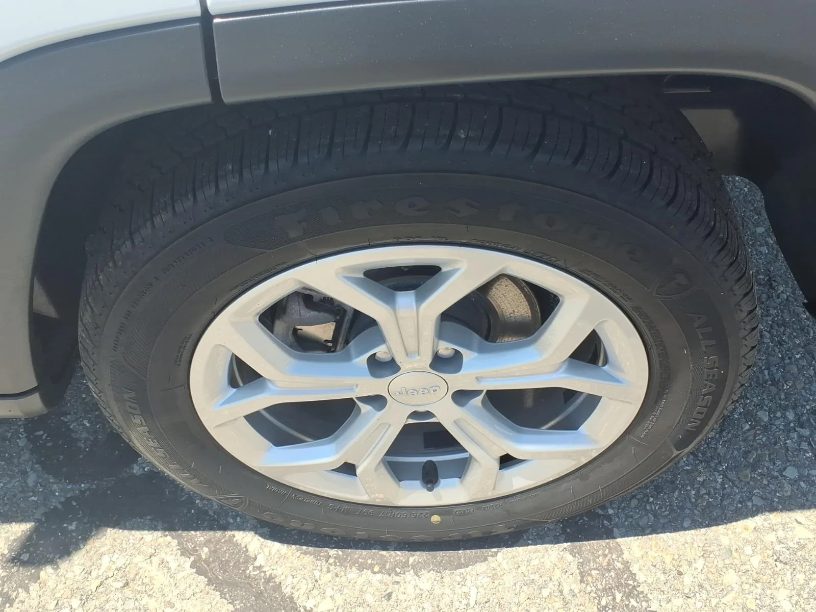 Used 2024 Bright White Clearcoat Jeep Latitude image 10
