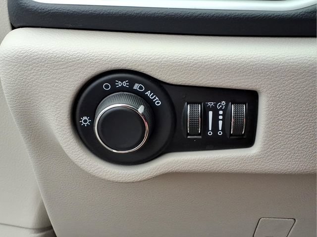 Used 2023  Chrysler LX image 15