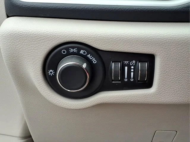 Used 2023  Chrysler LX image 15