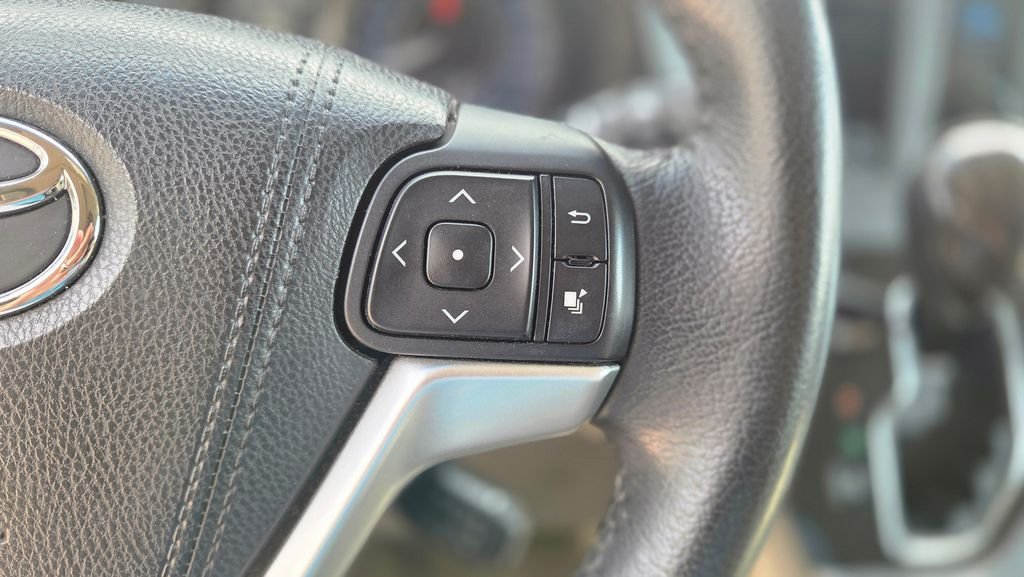 Used 2015 Blue Toyota XLE image 17