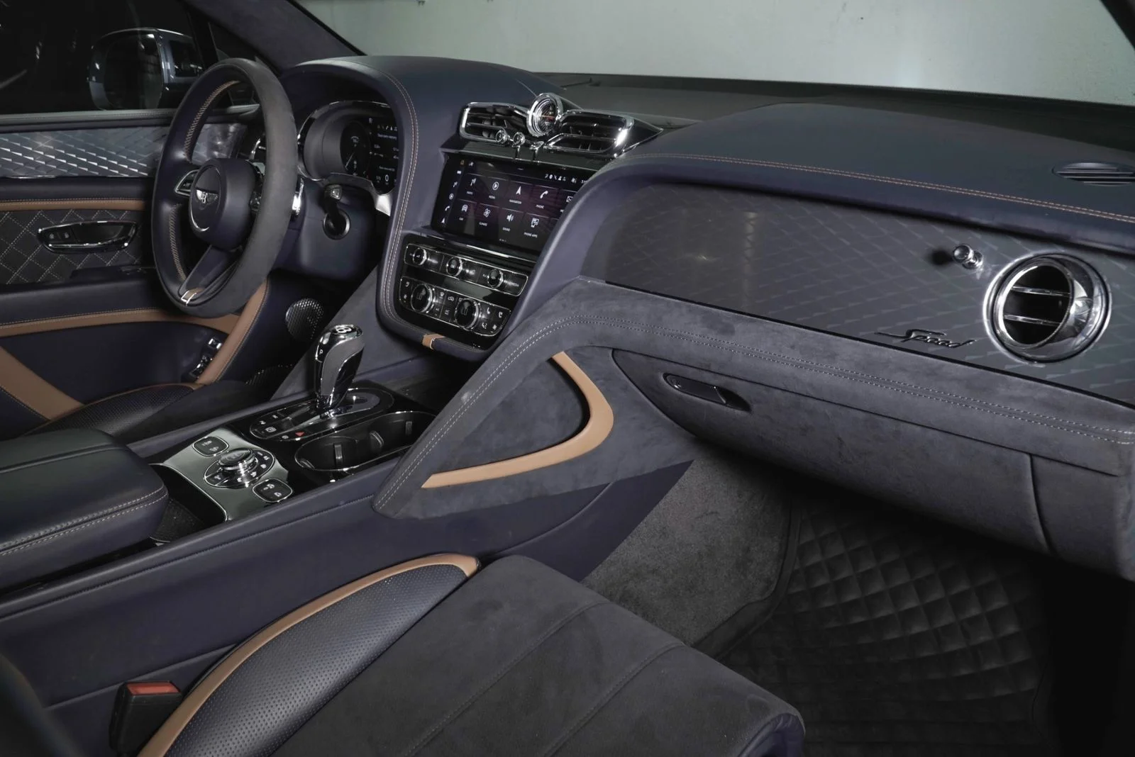 Used 2022  Bentley  image 2