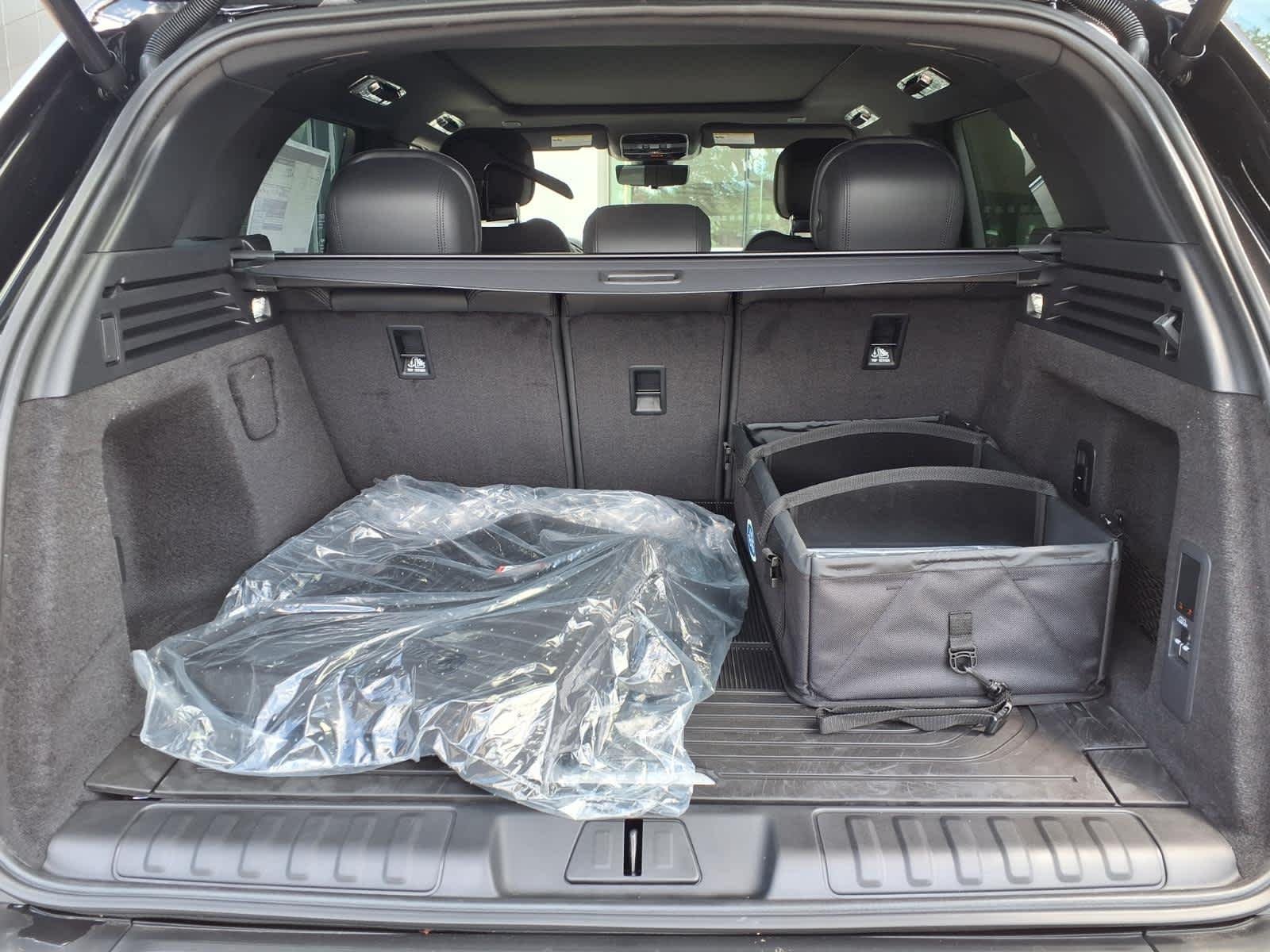 New 2026 Santorini Black Land Rover SE image 23