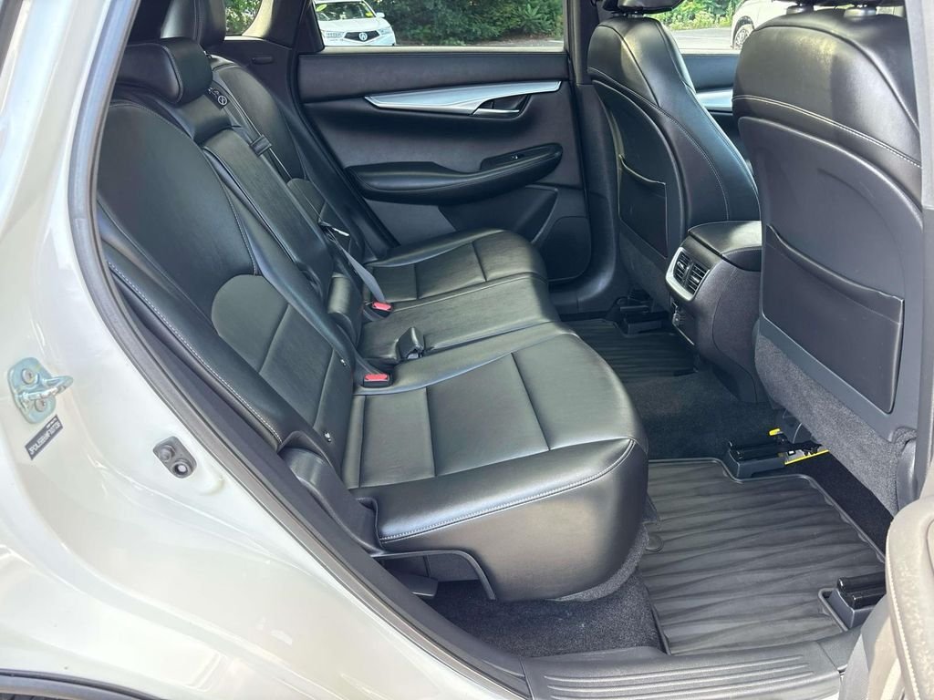 Used 2021 White INFINITI LUXE image 16