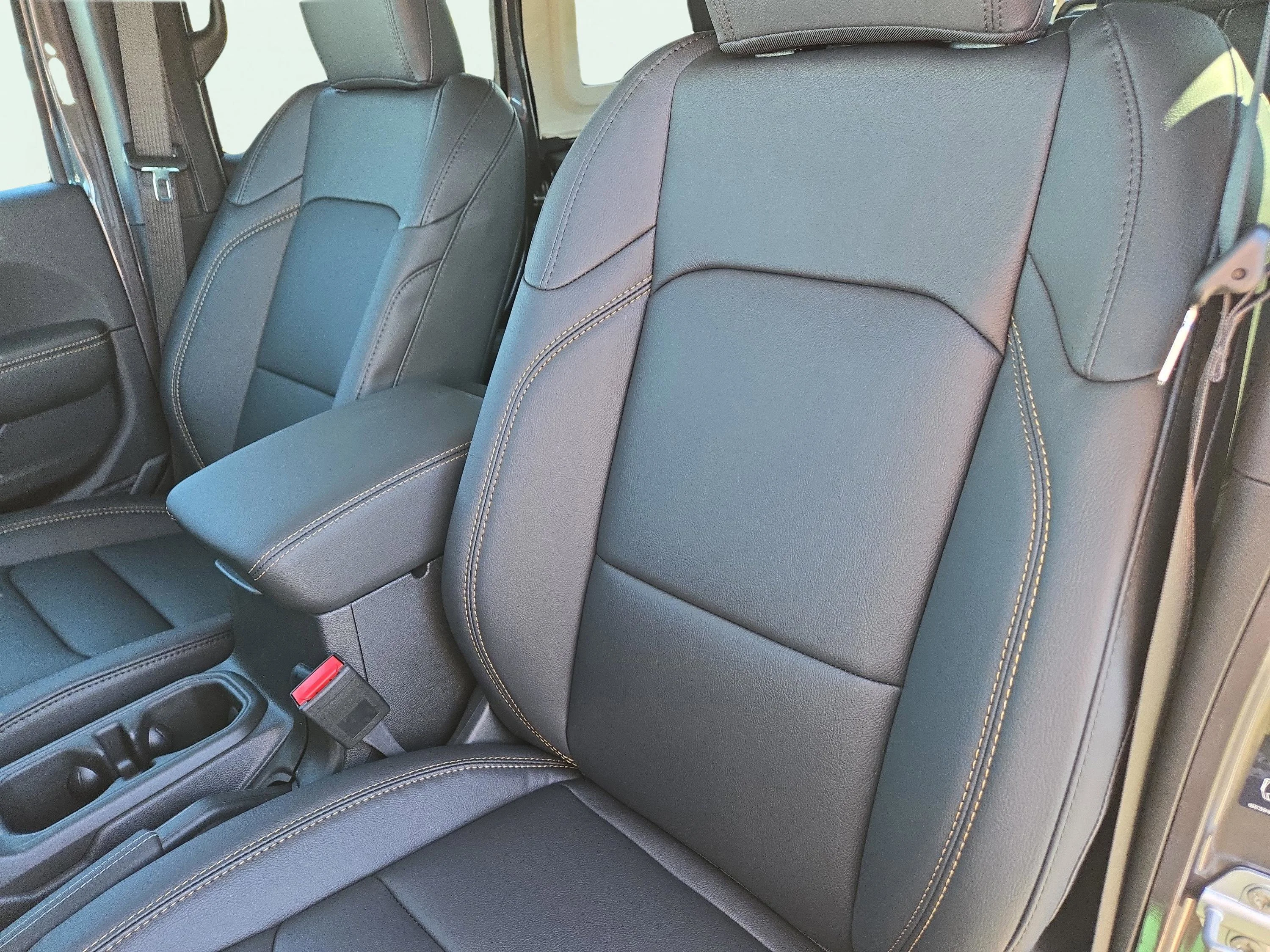 New 2026 Granite Crystal Metallic Clearcoat Jeep Sahara image 16