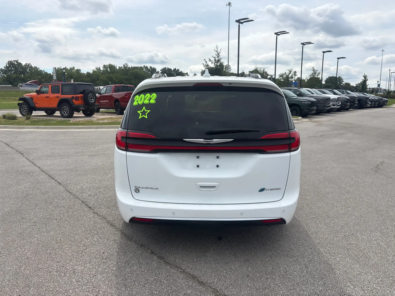 Used 2022 Bright White Clearcoat Chrysler Hybrid Pinnacle image 9