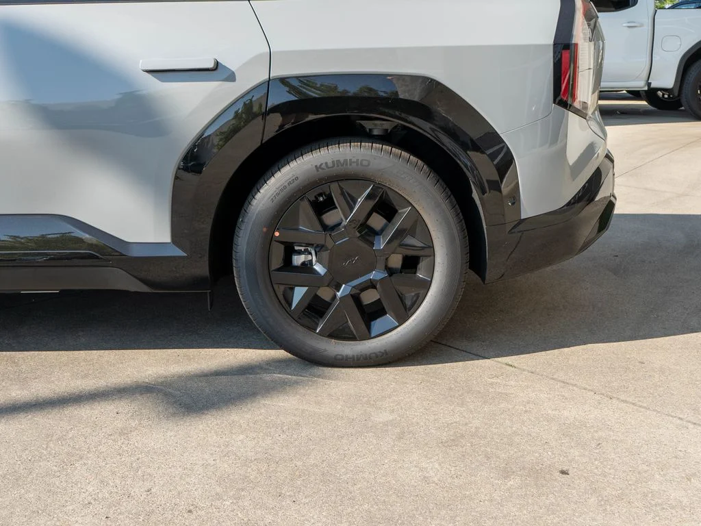 New 2026 Wolf Gray Kia Land AWD image 35