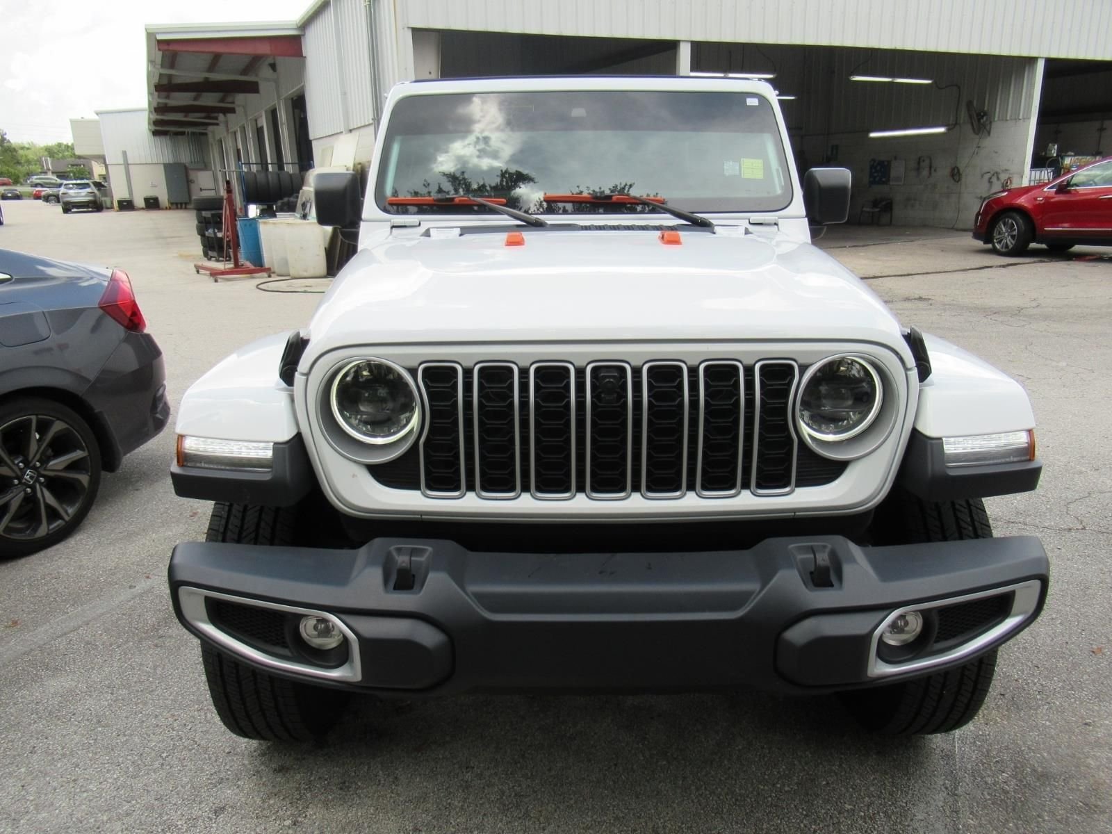 Used 2025 White Jeep Sahara image 7