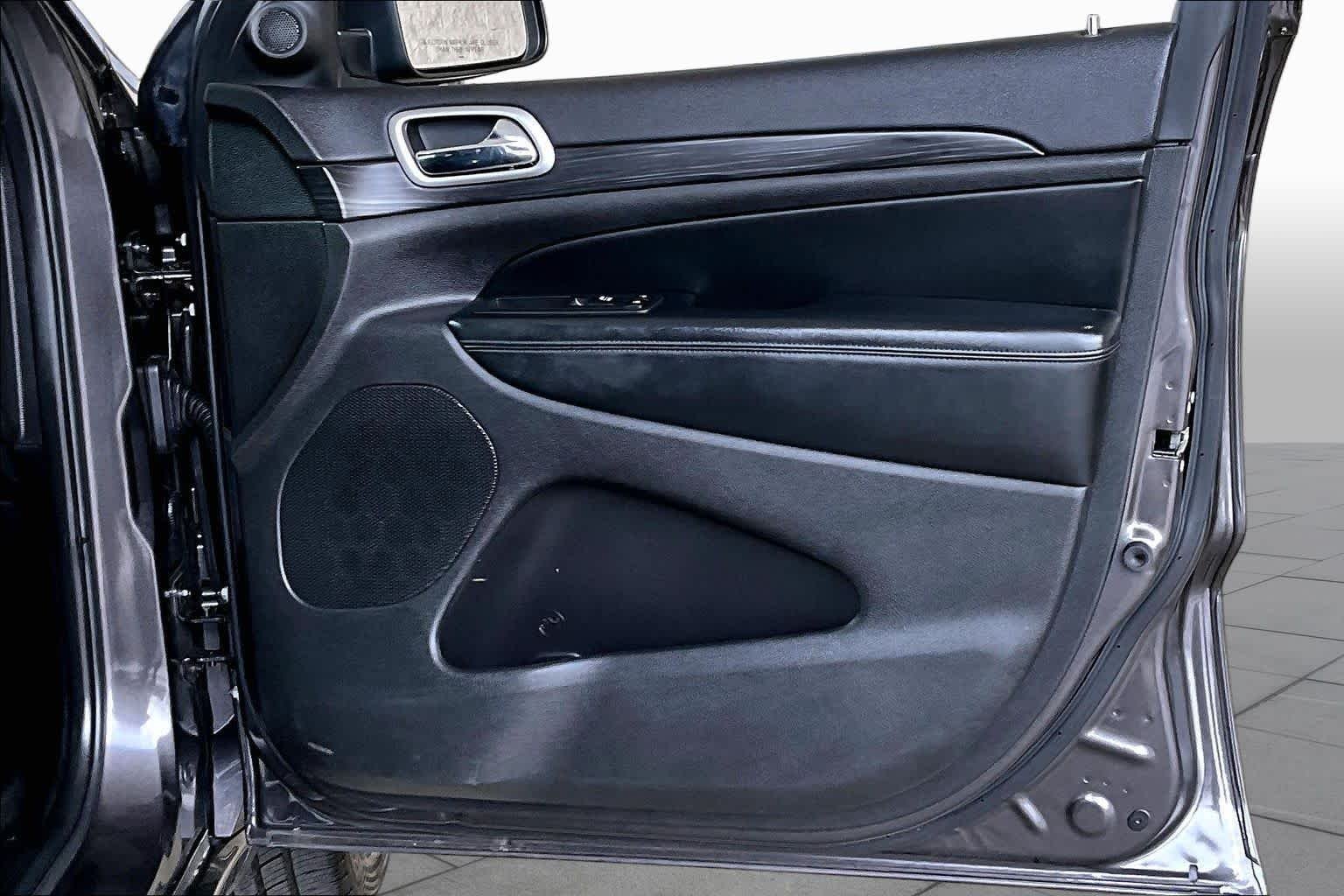 Used 2020 Granite Crystal Metallic Clearcoat Jeep Altitude image 22