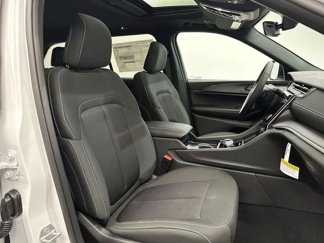 New 2027 Bright White Clearcoat Jeep Laredo X image 28