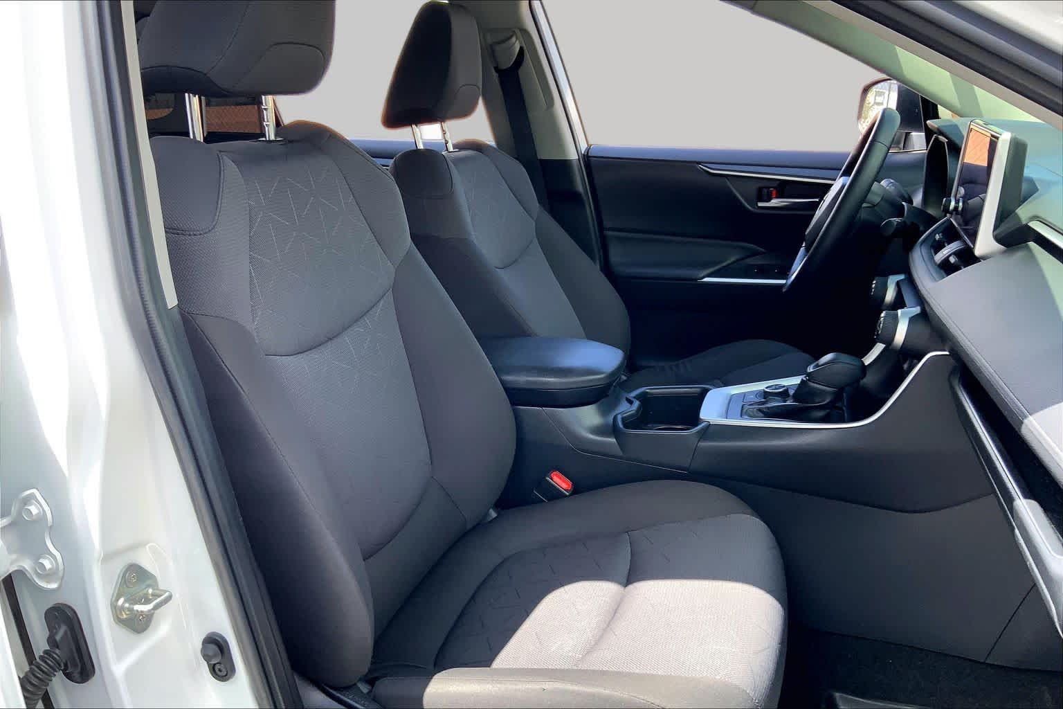 Used 2025 Ice Cap Toyota Hybrid XLE image 8