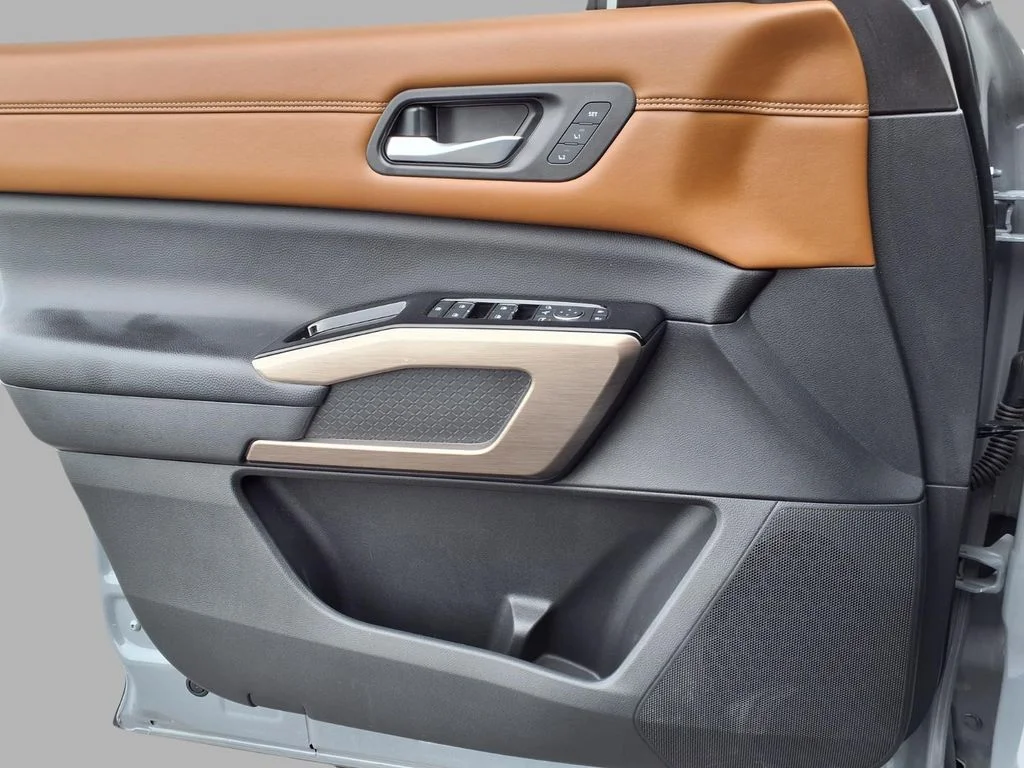 Used 2023 Gray Nissan Platinum image 18