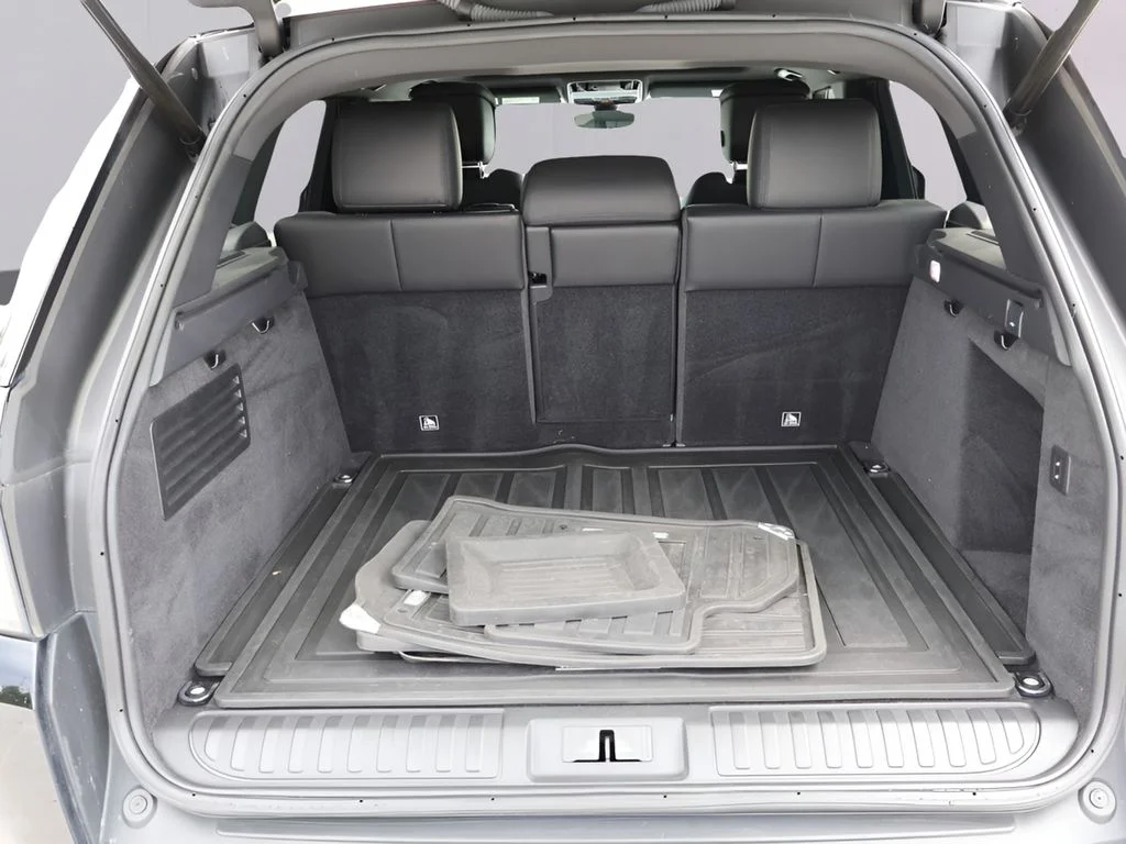 Used 2018 Narvik Black Land Rover HSE image 16