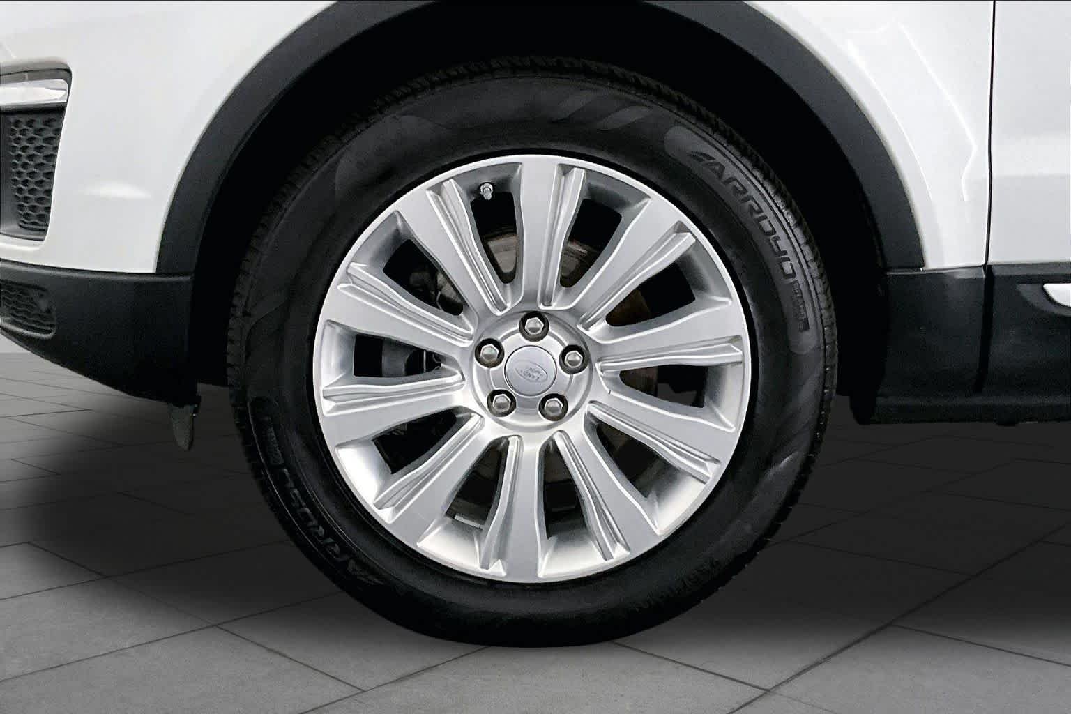 Used 2018 Fuji White Land Rover HSE image 11