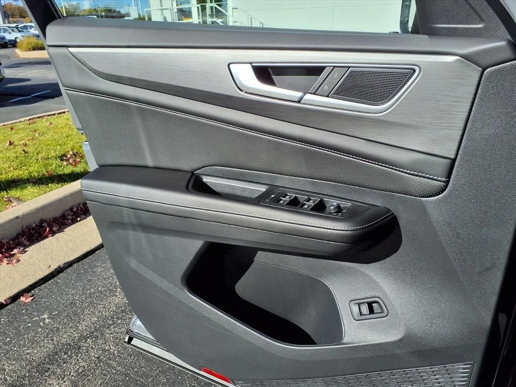 New 2026 Pure Gray Volkswagen 2.0T SE w/Technology image 19