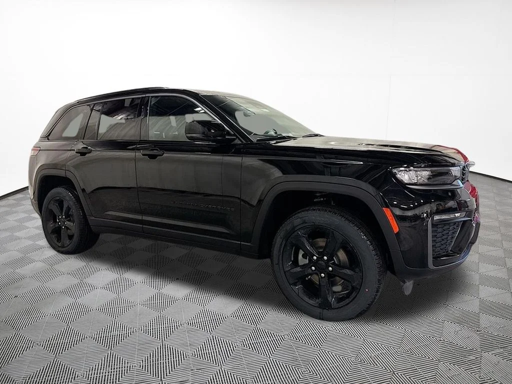 New 2026 Diamond Black Crystal Pearl-Coat Exterior Paint Jeep Limited image 4