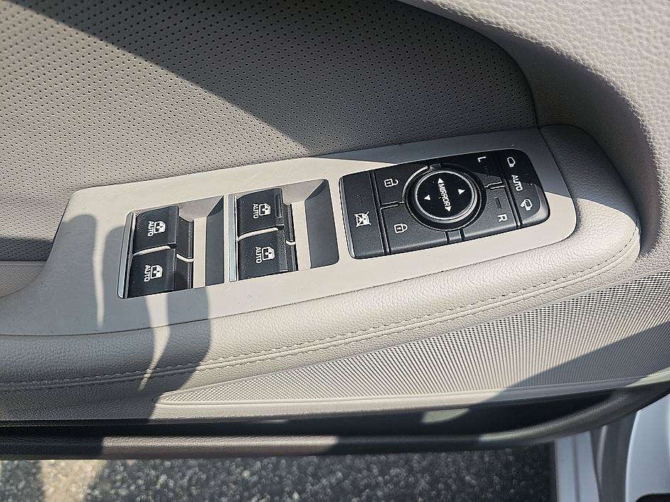 Used 2015 Santiago Silver Hyundai 3.8L image 12