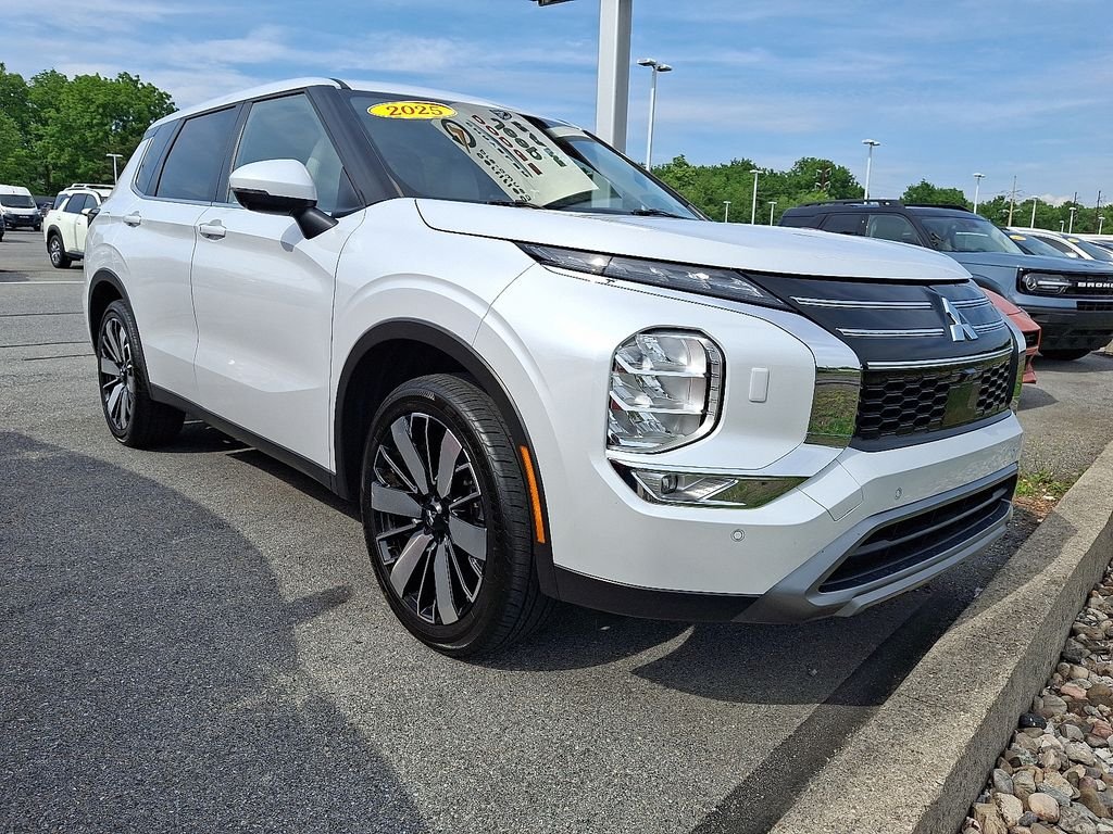 Used 2025  Mitsubishi SE image 1