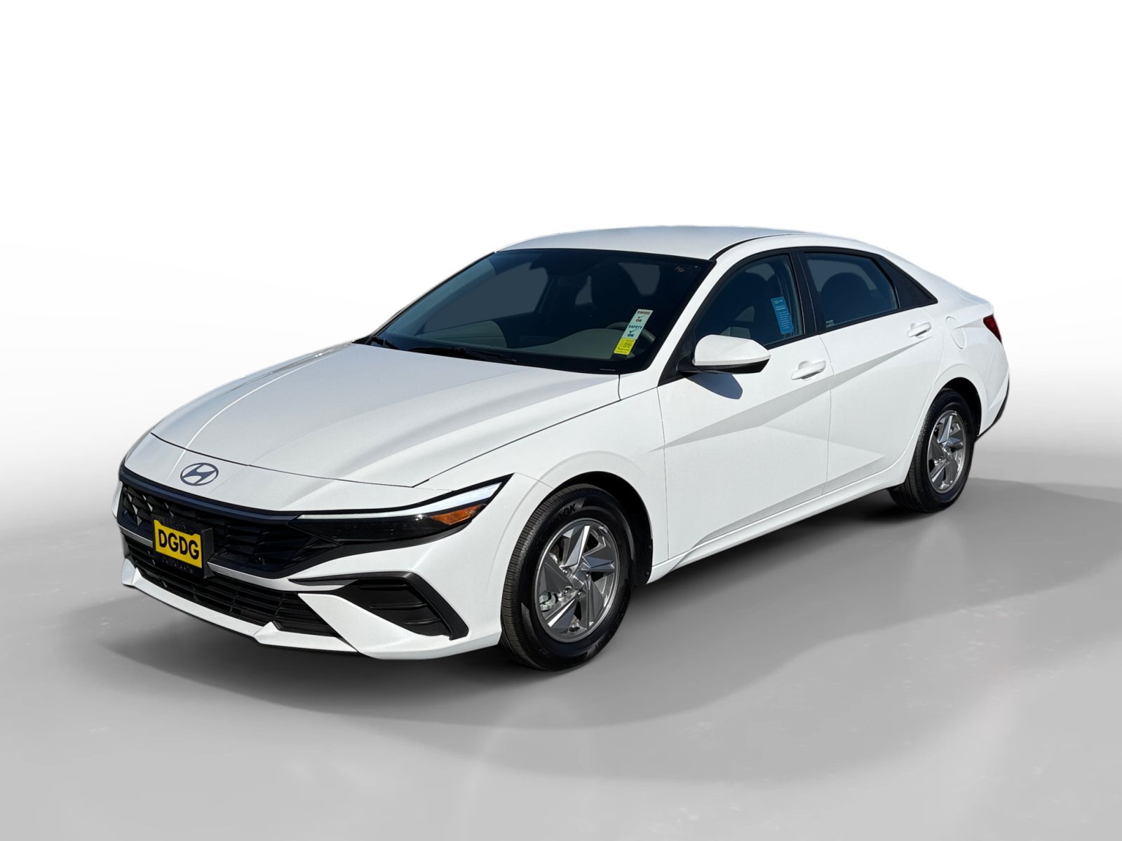 Certified Used 2025 White Hyundai SE image 1