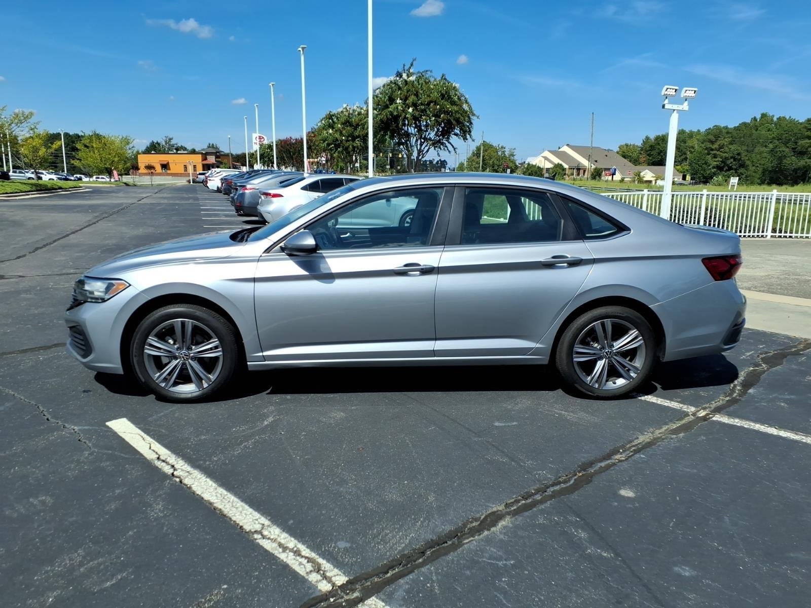 Used 2023 Pyrite Silver Metallic Volkswagen SE image 3