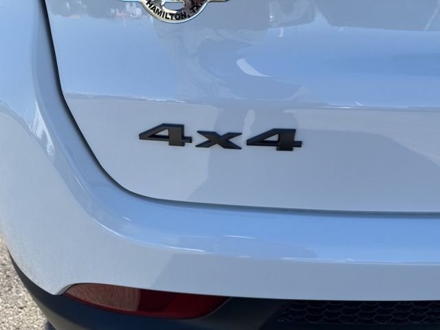 New 2026 Bright White Clear-Coat Exterior Paint Jeep Latitude image 6