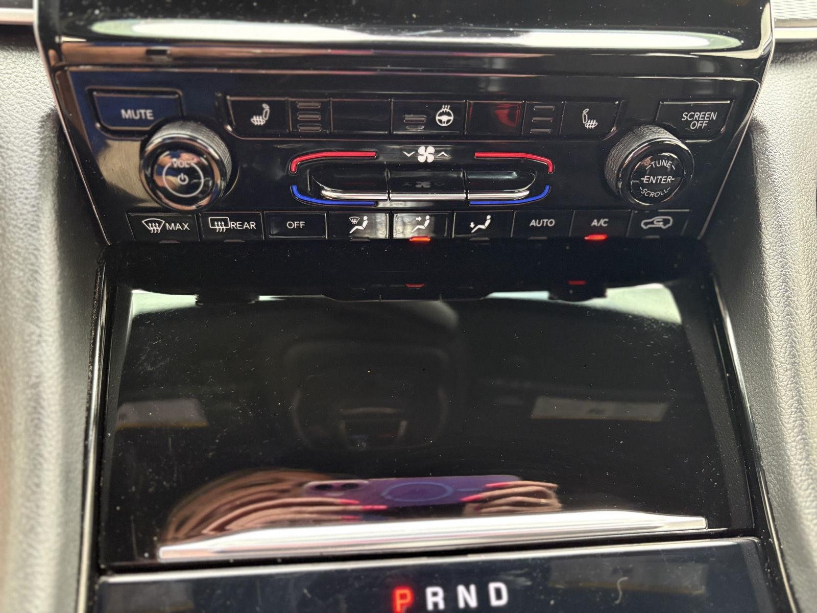 Used 2023 Diamond Black Crystal Pearlcoat Jeep Altitude image 27