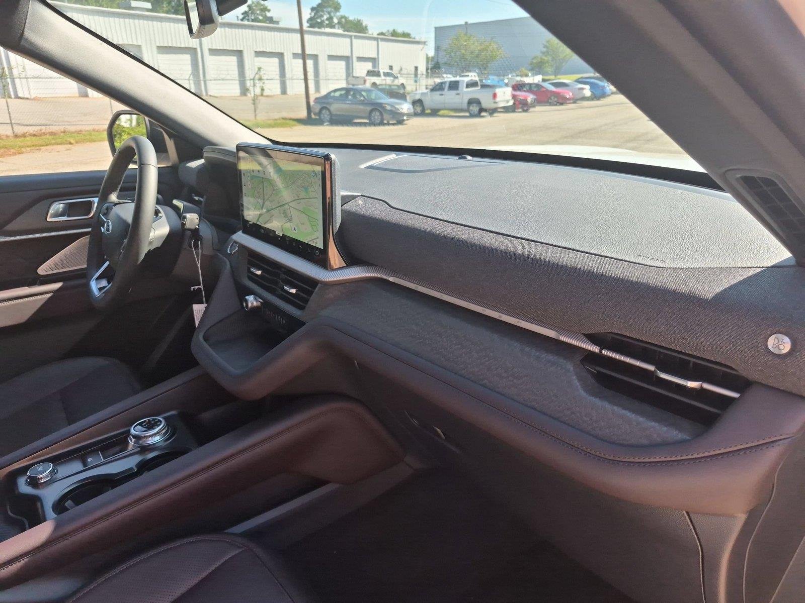 New 2027 Star White Metallic Tri-Coat Ford Platinum™ image 37
