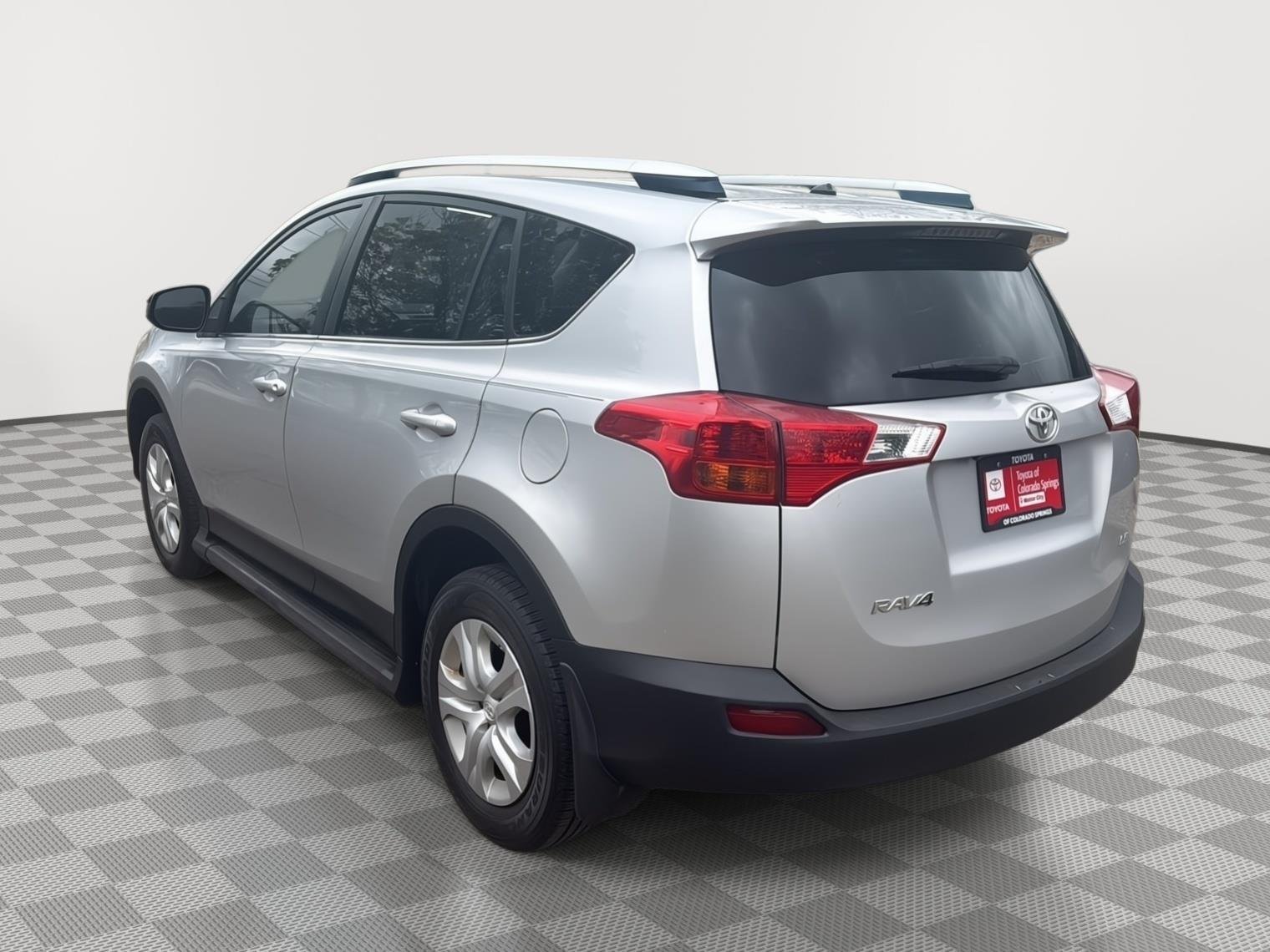 Used 2014 Classic Silver Metallic Toyota LE image 25