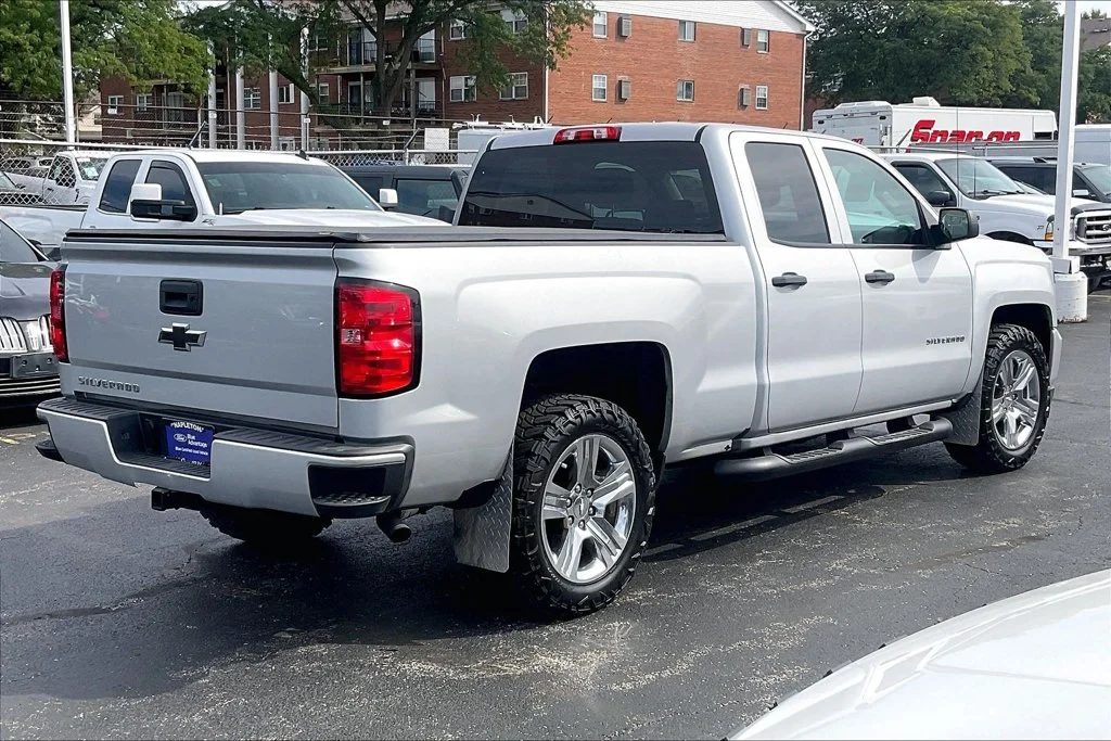 Used 2018 Silver Ice Metallic Chevrolet Custom image 11