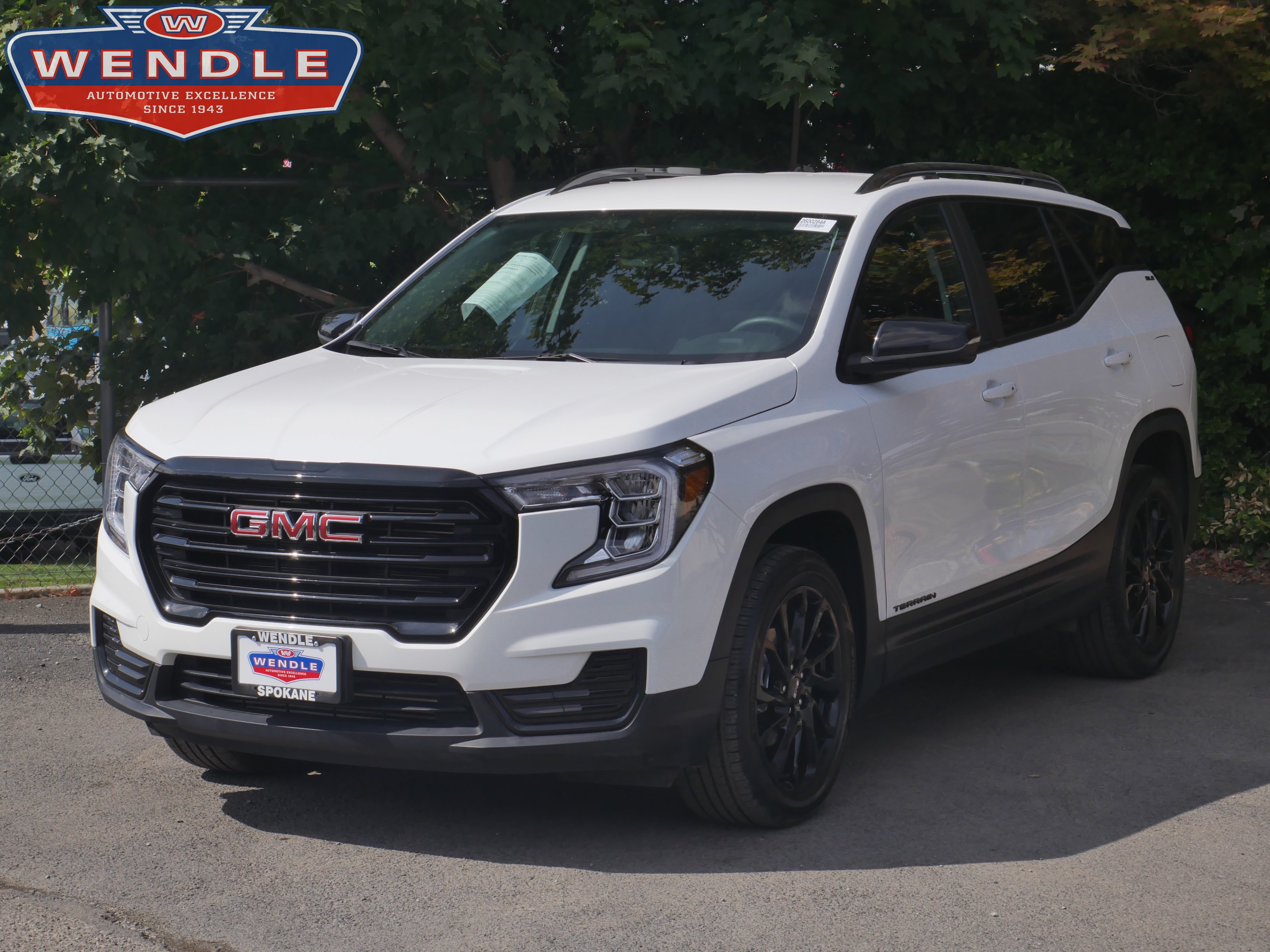 Used 2024 Summit White GMC SLE image 1