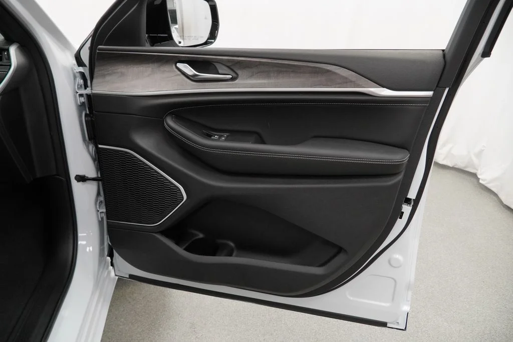 New 2026 Bright White Clear-Coat Exterior Paint Jeep Limited Reserve image 33