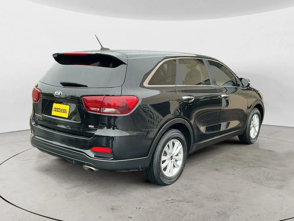 Used 2019 Black Kia L image 5