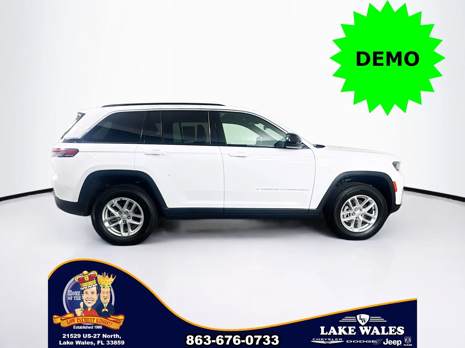 New 2026 Bright White Clear-Coat Exterior Paint Jeep Laredo X image 7