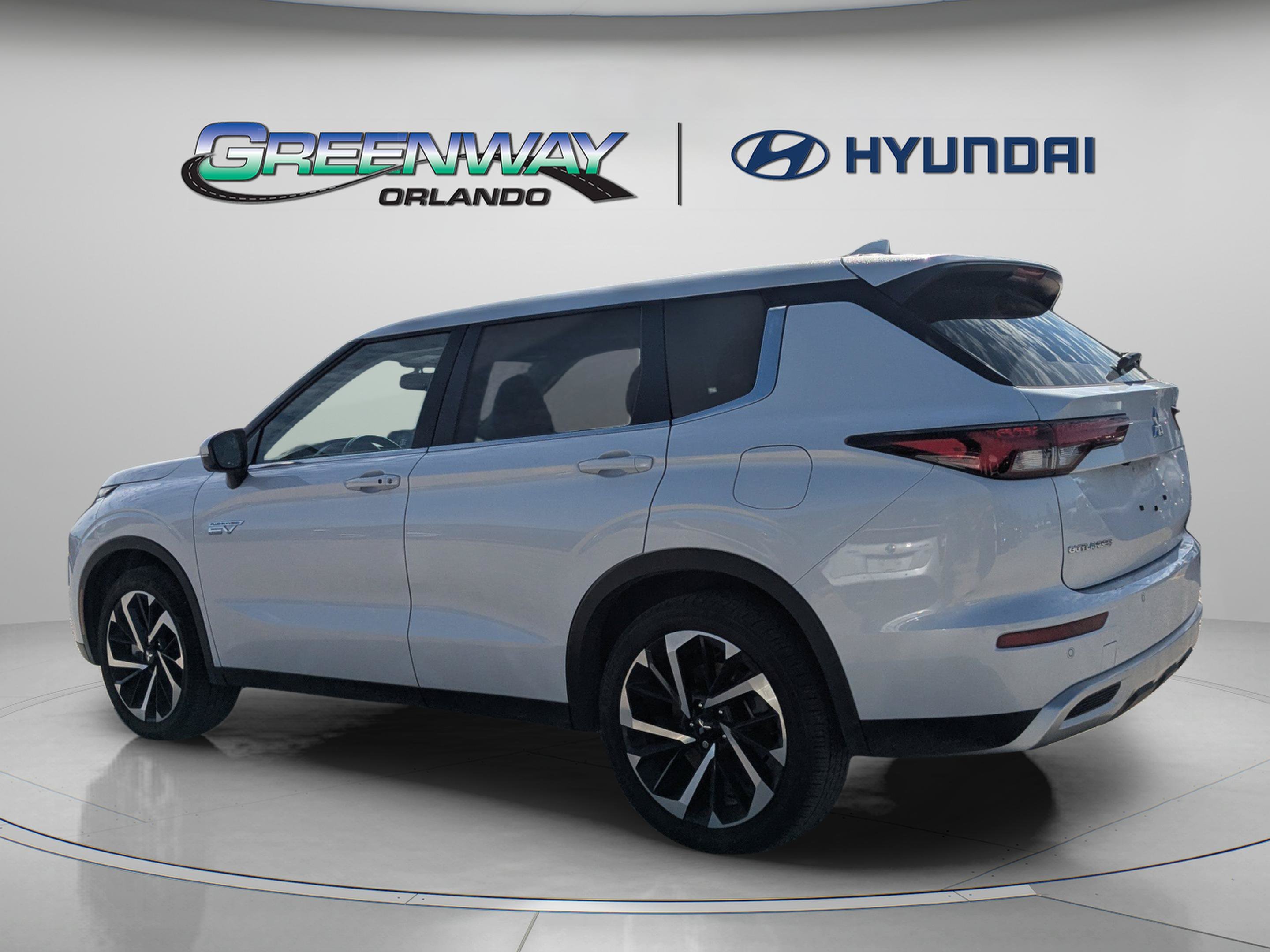 2025 Mitsubishi Outlander Plug-in Hybrid SE - Photo 6
