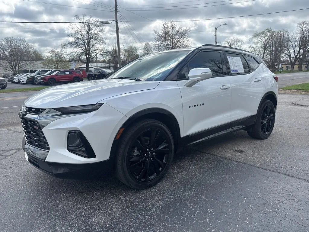 Used 2022 Iridescent Pearl Tricoat Chevrolet RS image 3