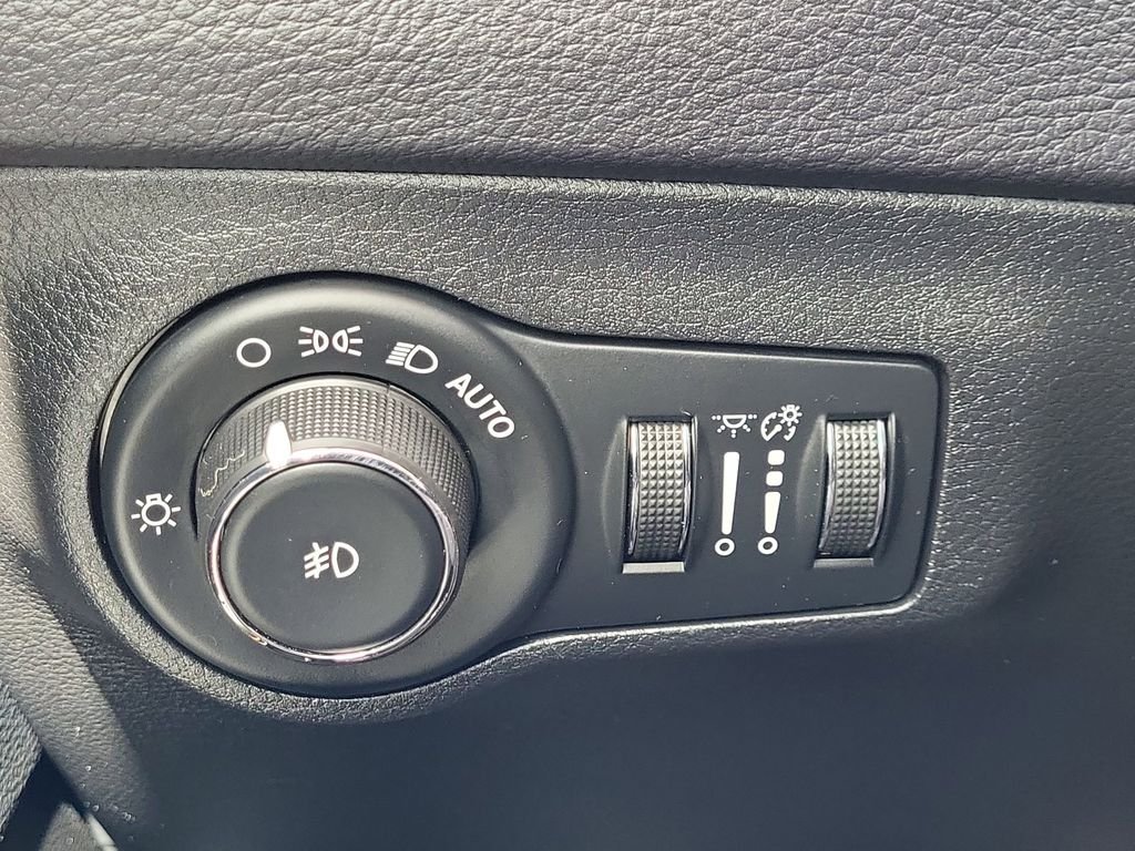 Used 2018 Green Jeep Latitude image 22