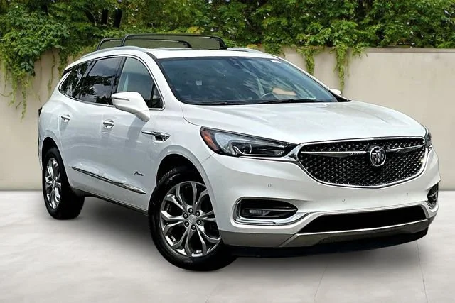 Used 2018 White Frost Tricoat Buick Avenir image 3