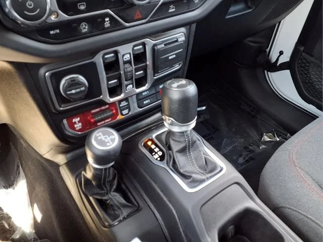 Used 2025  Jeep Rubicon image 6