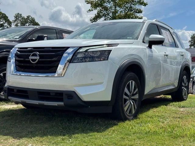 Used 2025 Everest White Pearl Tricoat Nissan SL image 3
