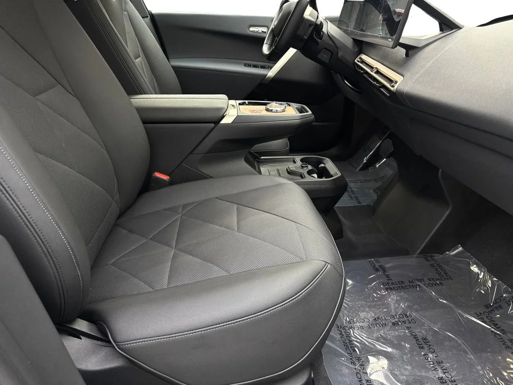 Used 2024 Red BMW xDrive50 image 44