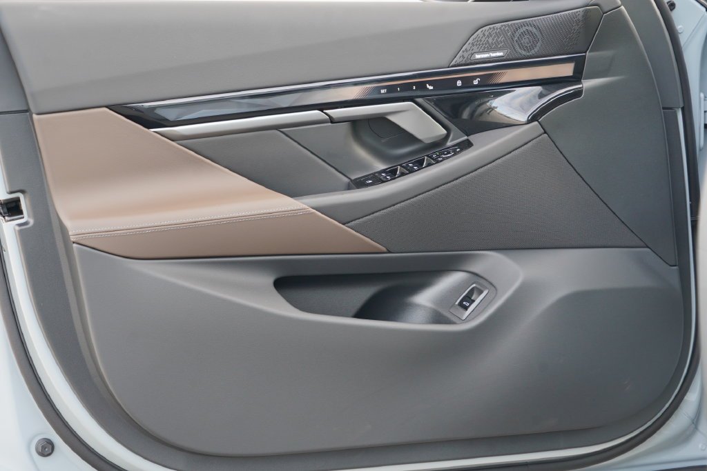 New 2027 Brooklyn Grey Metallic BMW 530i image 11