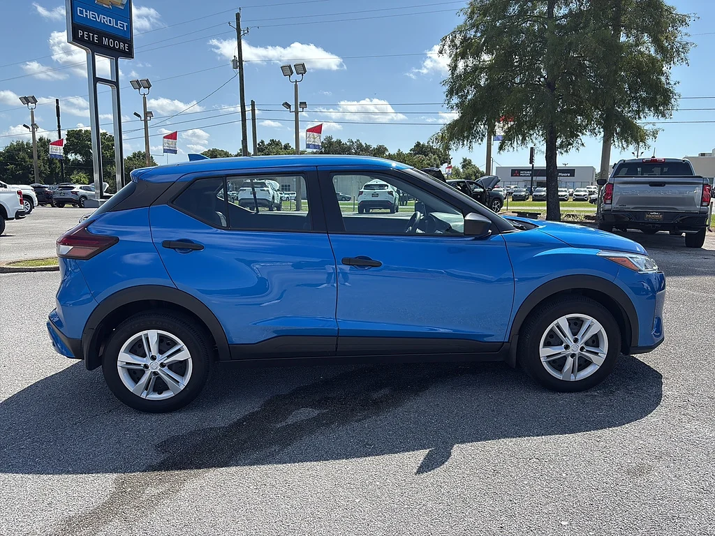 Used 2025 Electric Blue Metallic Nissan  image 4