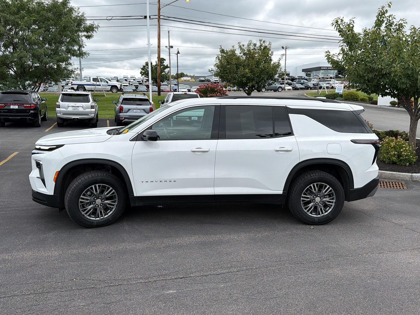 Used 2025 Summit White Chevrolet AWD LT image 4