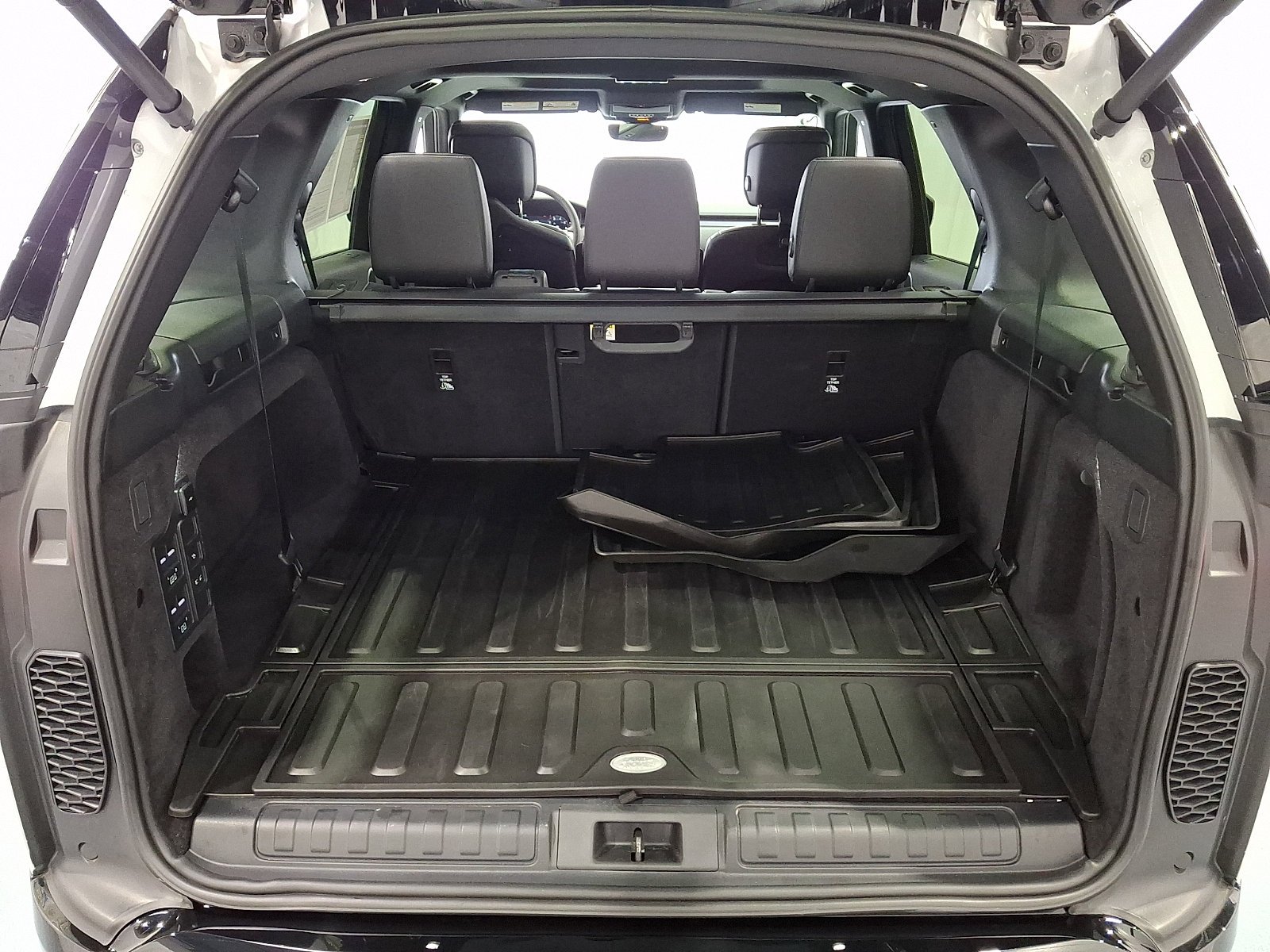 Certified Used 2025 Fuji White Land Rover  image 32
