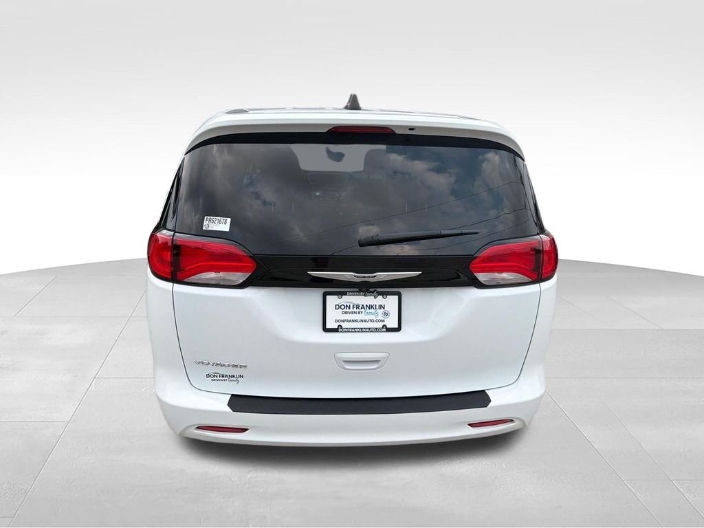 Used 2023 White Chrysler LX image 4