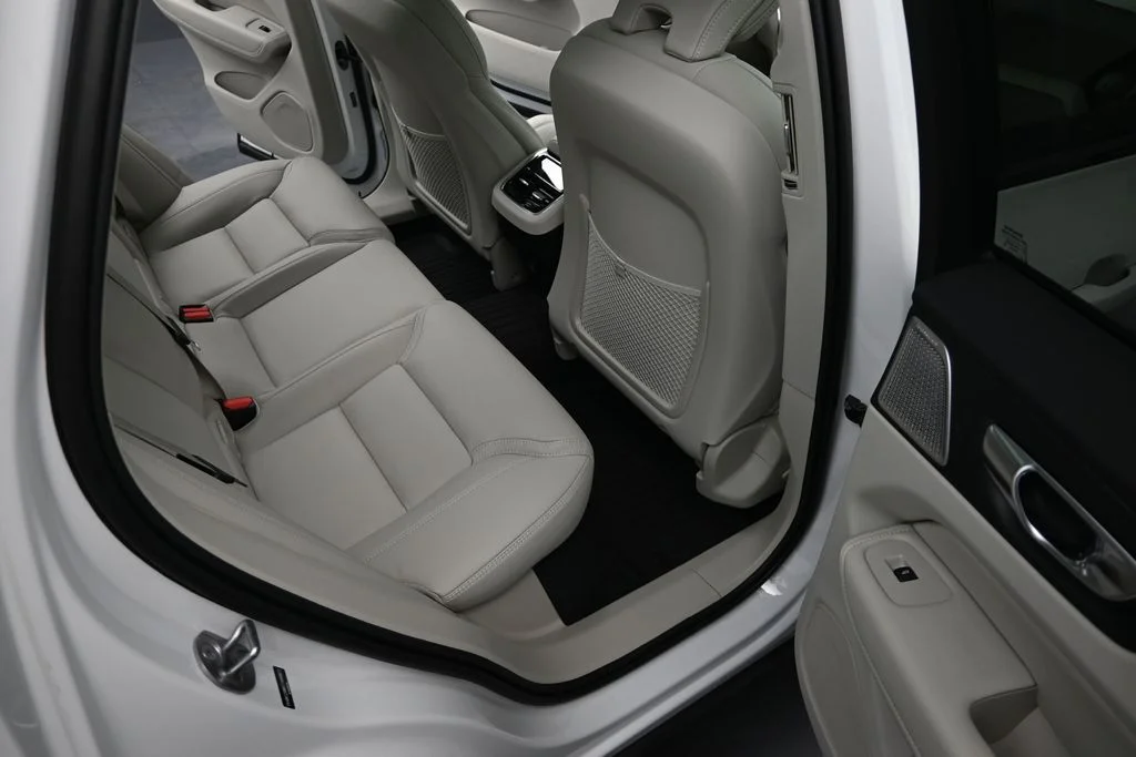 New 2026 Crystal White Volvo B5 Ultra image 16