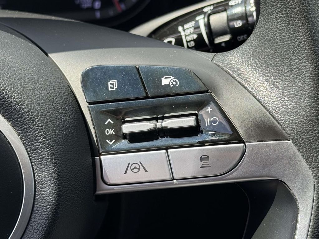 Used 2023 Silver Hyundai SEL image 18