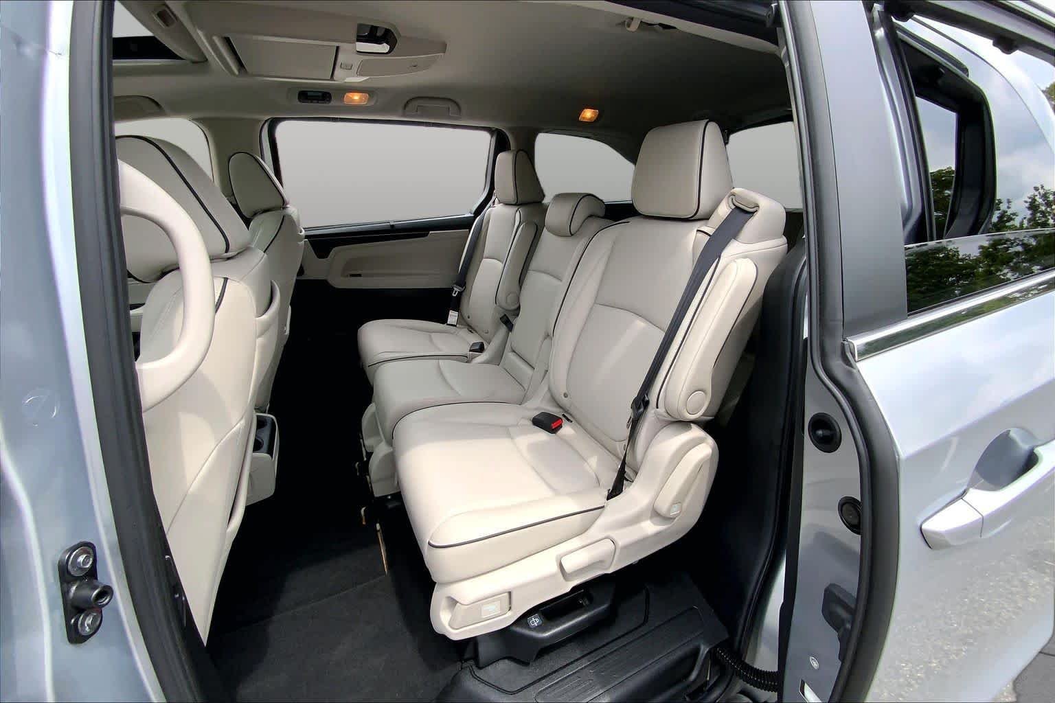 Used 2025 Solar Silver Metallic Honda Touring image 20